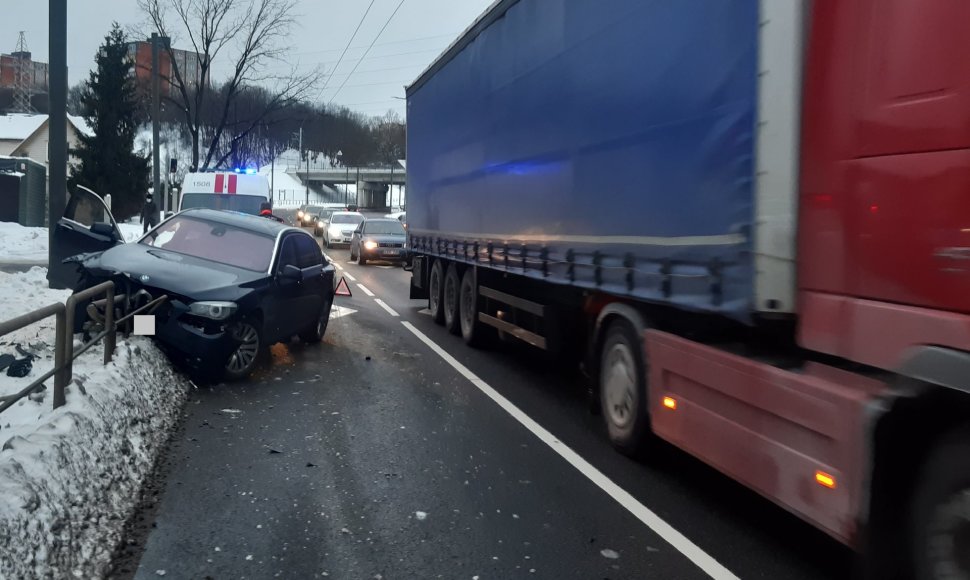 Kaune girto vyro nesuvaldytas BMW rėžėsi į atitvarus