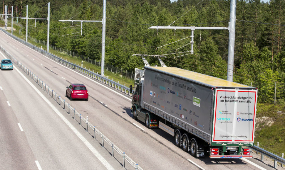 „Scania“ revoliucija: Švedijoje jau važinėja vilkikai-troleibusai