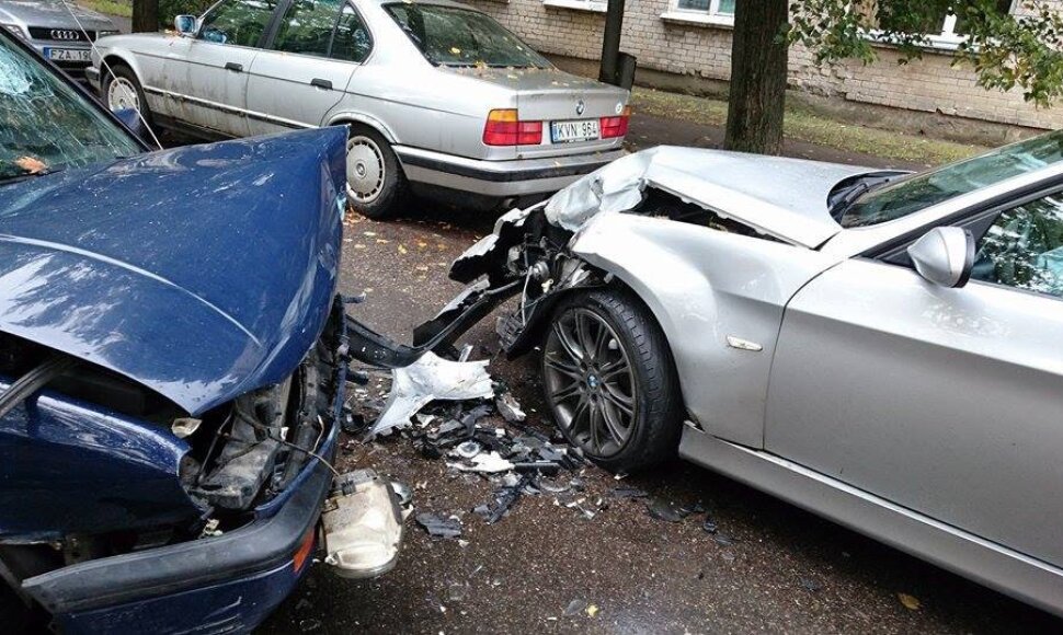 Avarijoje Kaune apdaužyti BM ir WV Passat