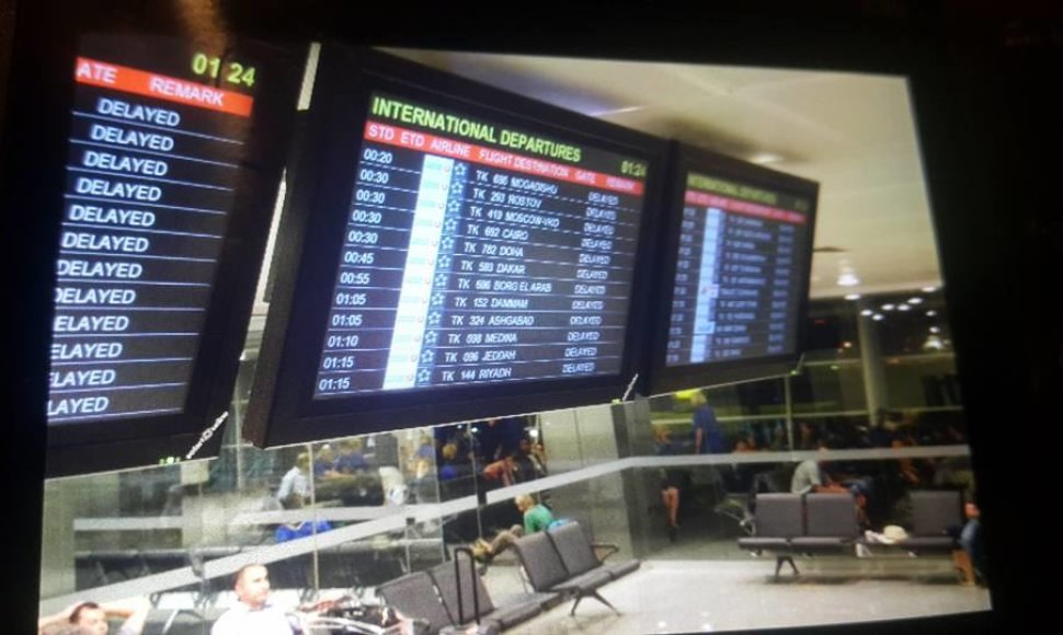 Likus valandai iki lietuvių skrydžio į Tbilisį Stambulo Atatiurko oro uoste atšaukti visi skrydžiai