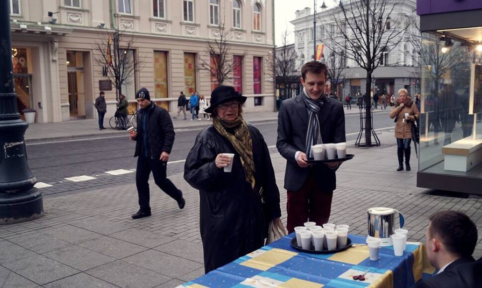 Studentai vaišino praeivius karšta kava