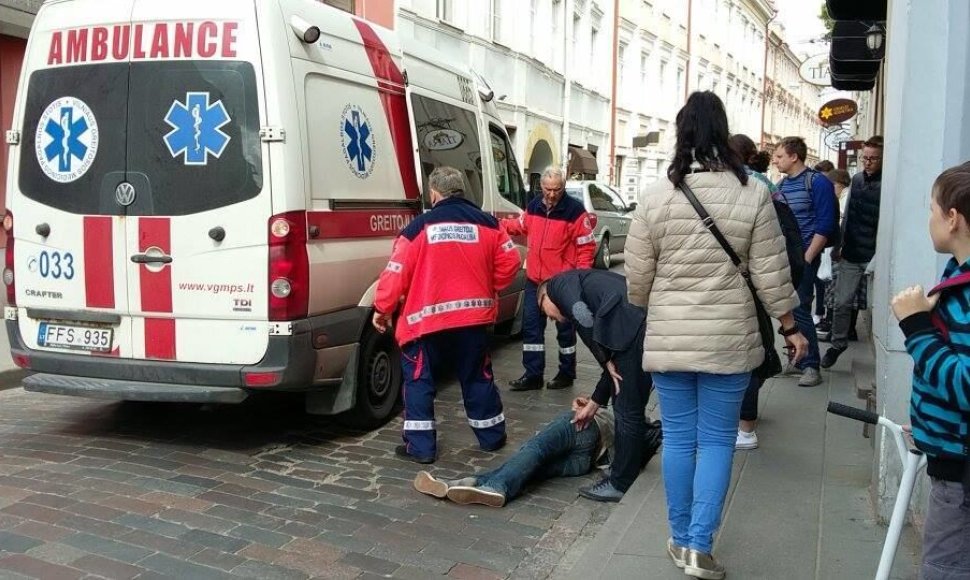 Praeiviai vyrą rado gulintį ant šaligatvio Trakų gatvėje