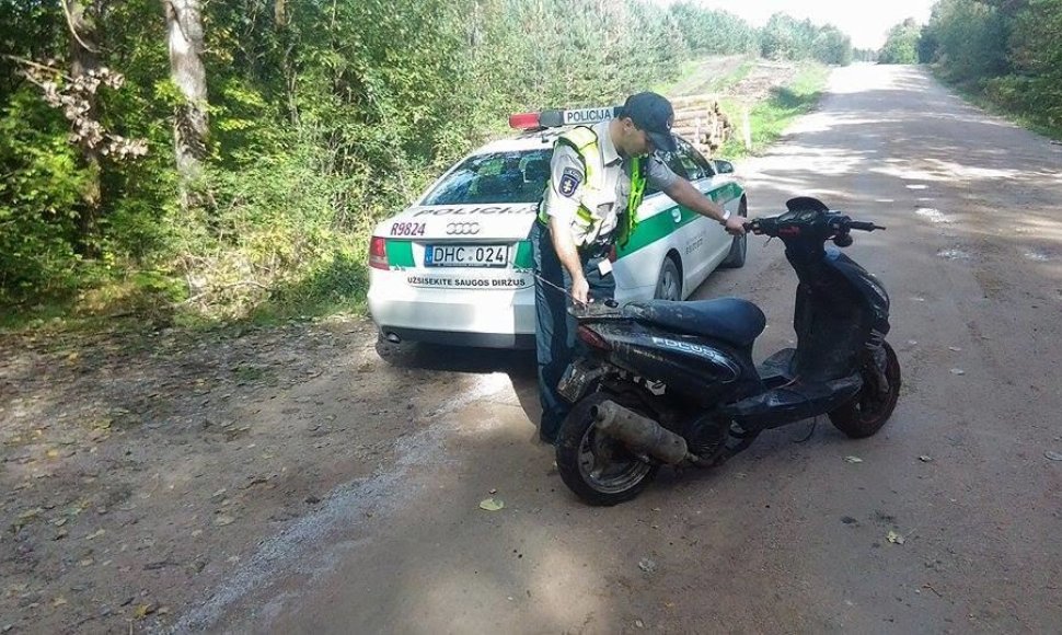 Sprukusį mopedo vairuotoją policininkai vijosi bėgdami