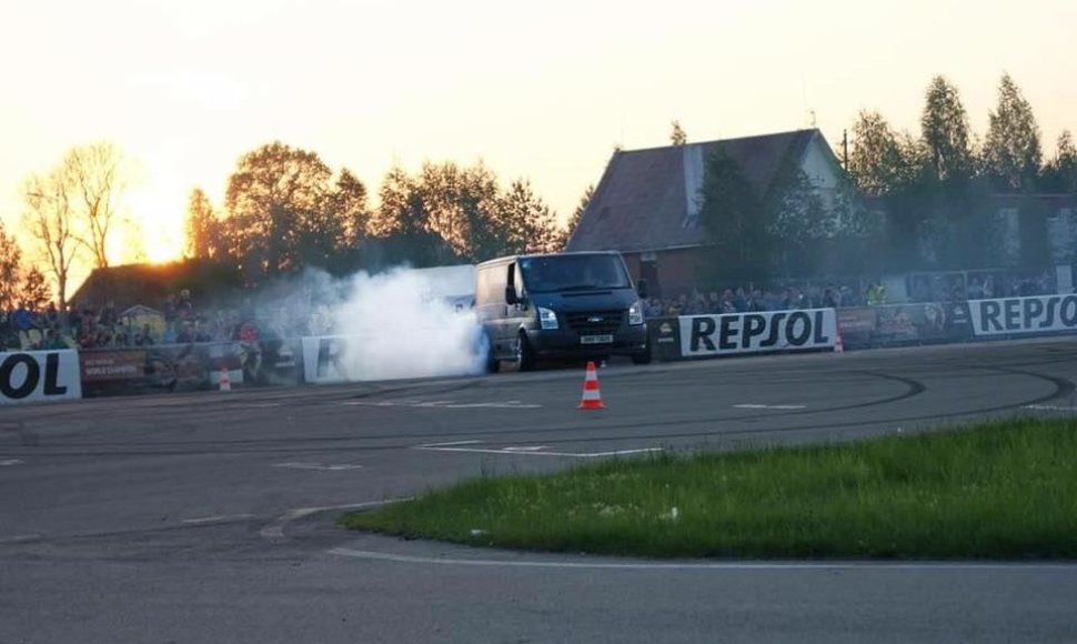 „Autoplius Kretinga Drift Open“ žvaigždė – „Ford Transit“ su „Nisan Skyline GT-R“ širdimi