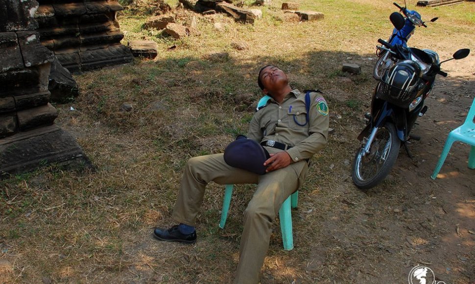 Pagautas darbo vietoje: Angkoro šventyklų Kambodžoje tvarką prižiūrintis pareigūnas irgi pavargo 
