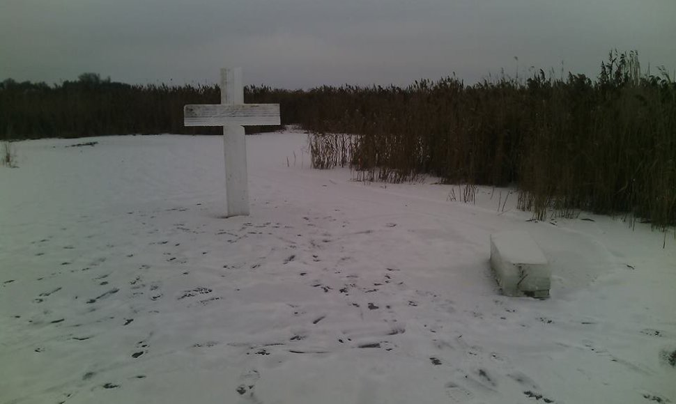 Metelių regioniniame parke pastatytas ledo kryžius