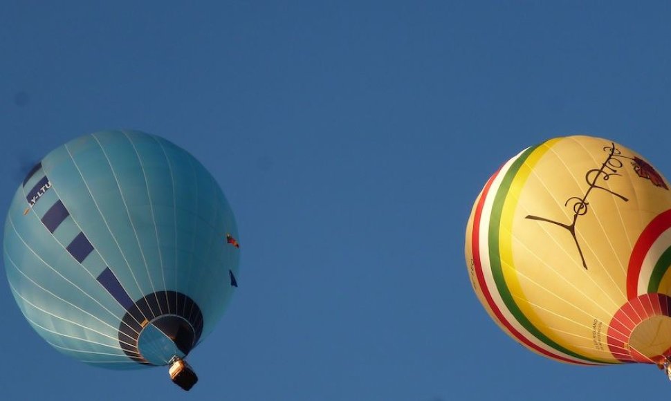 Daivos Rakauskaitės balionas (kairėje)