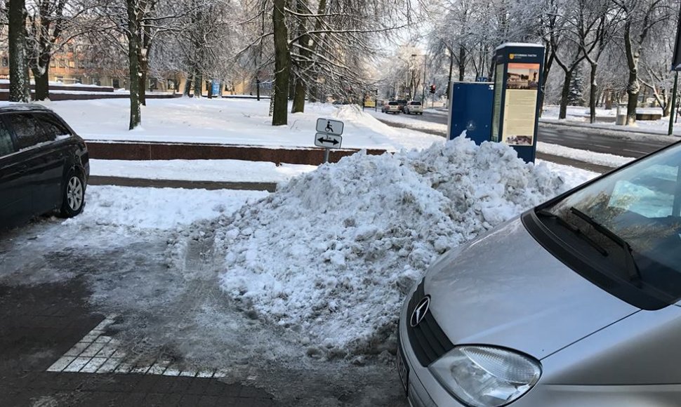 Aikštelę po Klaipėdos rotušės langais valę darbininkai sniego kalnu užvertė vietą neįgaliųjų automobiliui.