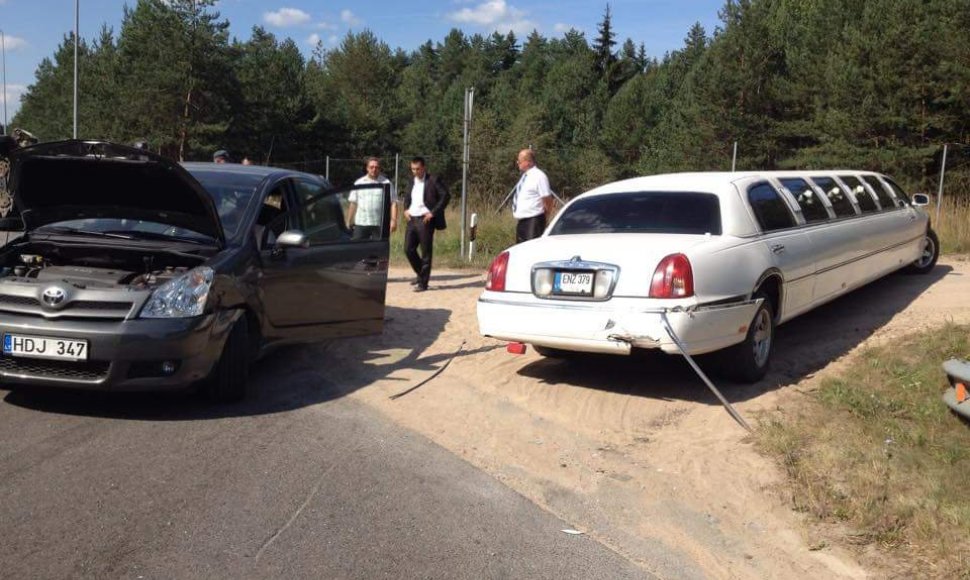 Autostradoje į avariją pateko vestuvių limuzinas