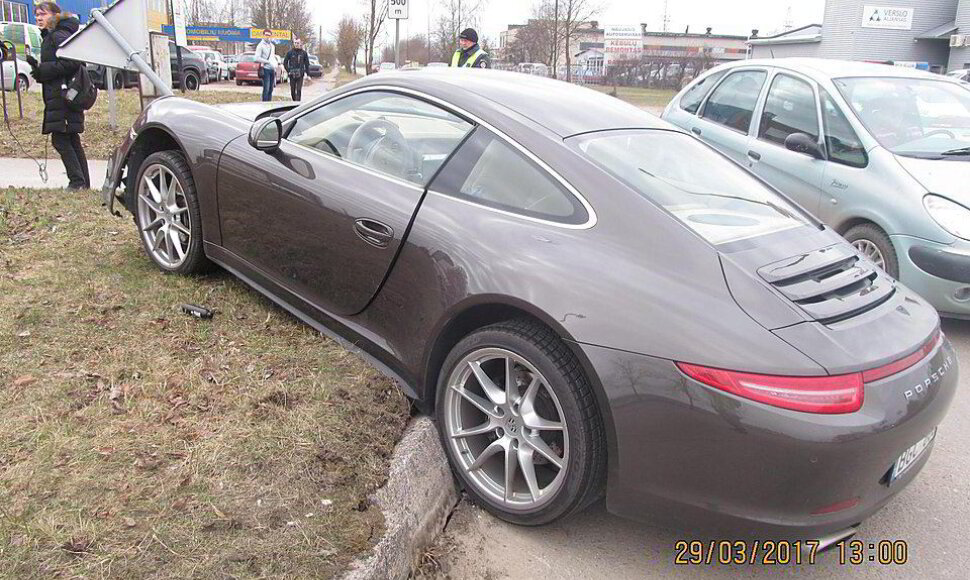 &bdquo;Porsche&ldquo; avarija &Scaron;iauliuose