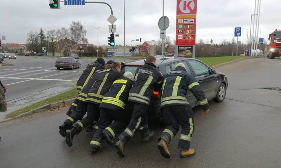 Į pagalbą atlėkę ugniagesiai