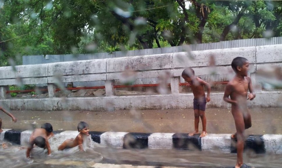 Delio gatvės vaikai dūksta lietuje