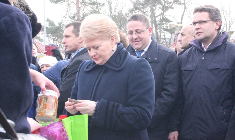 Dalia Grybauskaitė Palangos stintos šventėje įsigijo stiklainį marinuotų stintų. 