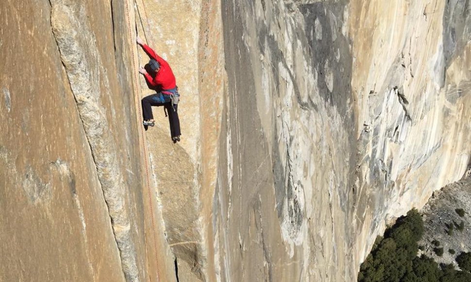 Kopimas į El Kapitaną, kurį alpinistai vadina viena sudėtingiausių uolų pasaulyje.
