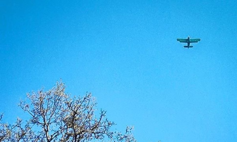 15min.lt skaitytojo šeštadienį apie 16.30 virš Tiškevičiaus parko Palangoje užfiksuotas lėktuvas