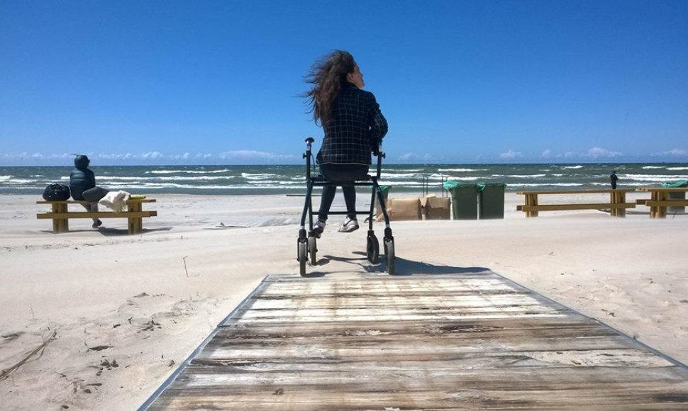 Moteris vežimėlyje