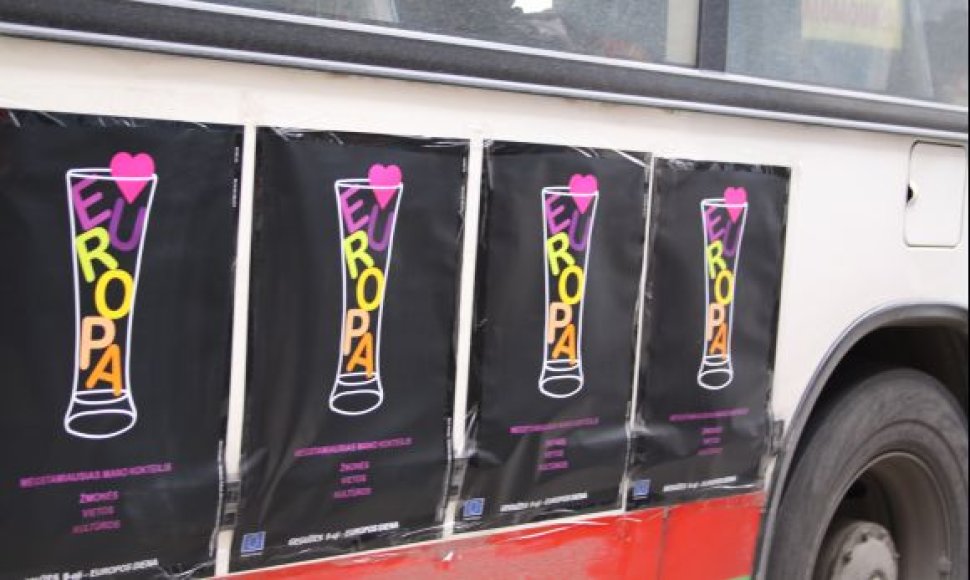 Sekmadienį autobusai važinėja apklijuoti Europos dienos plakatais.
