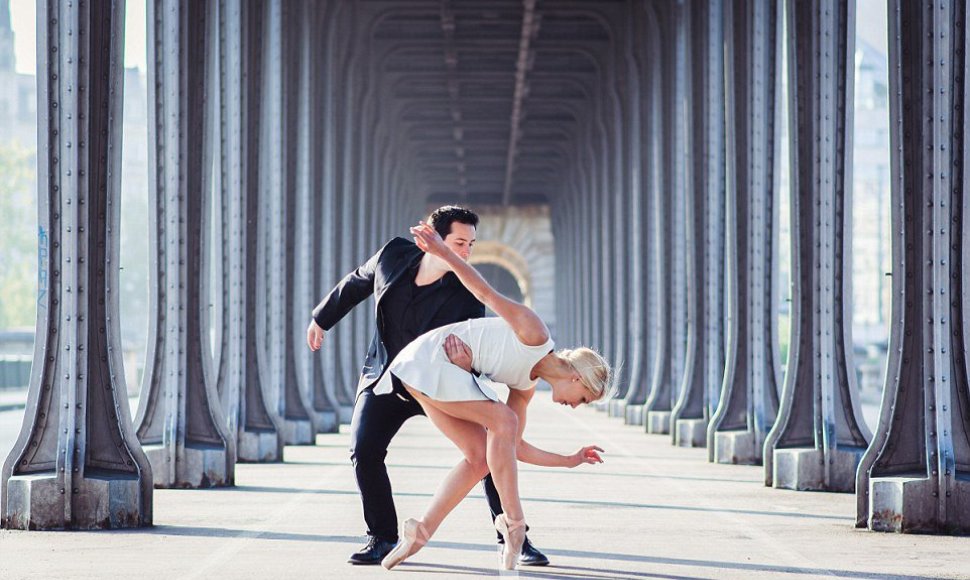 Baleto šokėjai Ashlee ir Richardas iš Niujorko įsiamžina neįprastose nuotraukose.