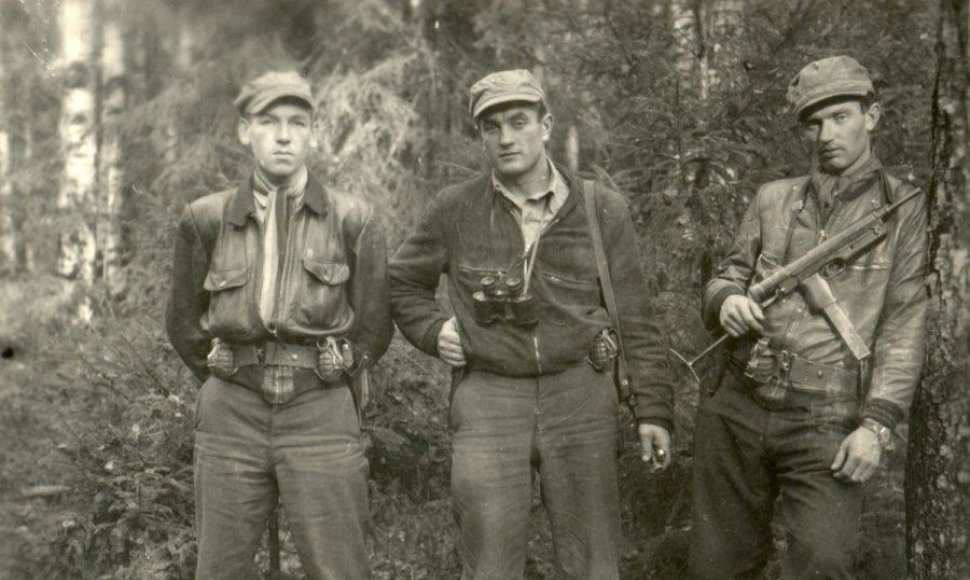 Iš kairės: Klemensas Širvys, Juozas Lukša, Benediktas Trumpys. 1950 metų spalis Kazlų Ruda.
