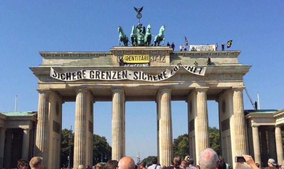 Berlyne antiislamiški protestuotojai užsilipo ant Brandenburgo vartų