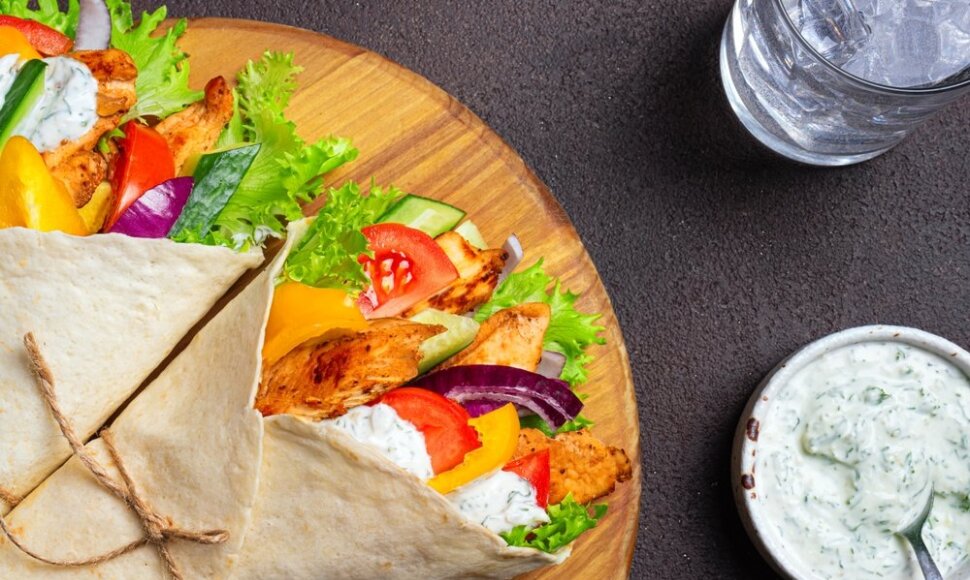 Graiki&scaron;kas kebabo variantas su &bdquo;Tzaziki&ldquo; padažu