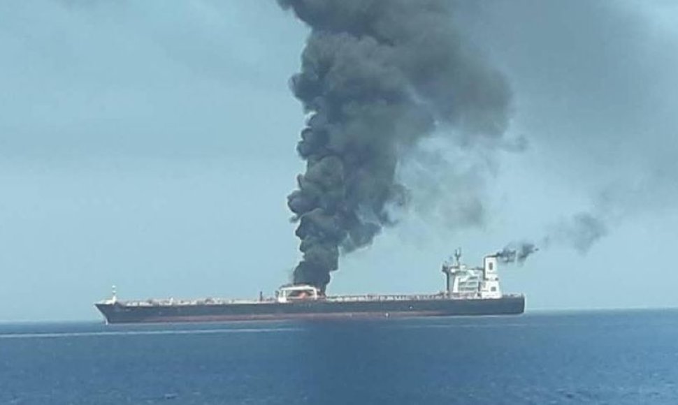 Omano jūroje degantis tanklaivis