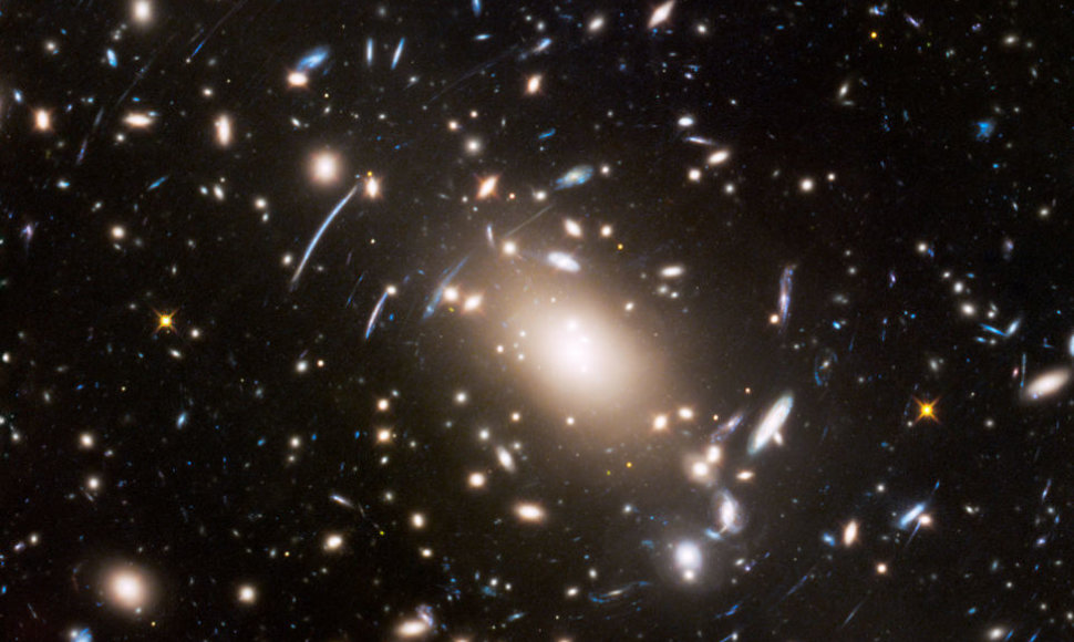 Ištemptas galaktikų vaizdas apie centrinį šviesulį – akivaizdus gravitacinio lęšiavimo efekto pavyzdys