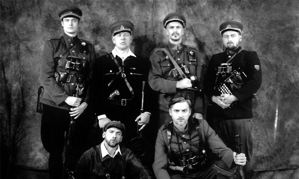 Žinomi vyrai su partizanų uniformomis