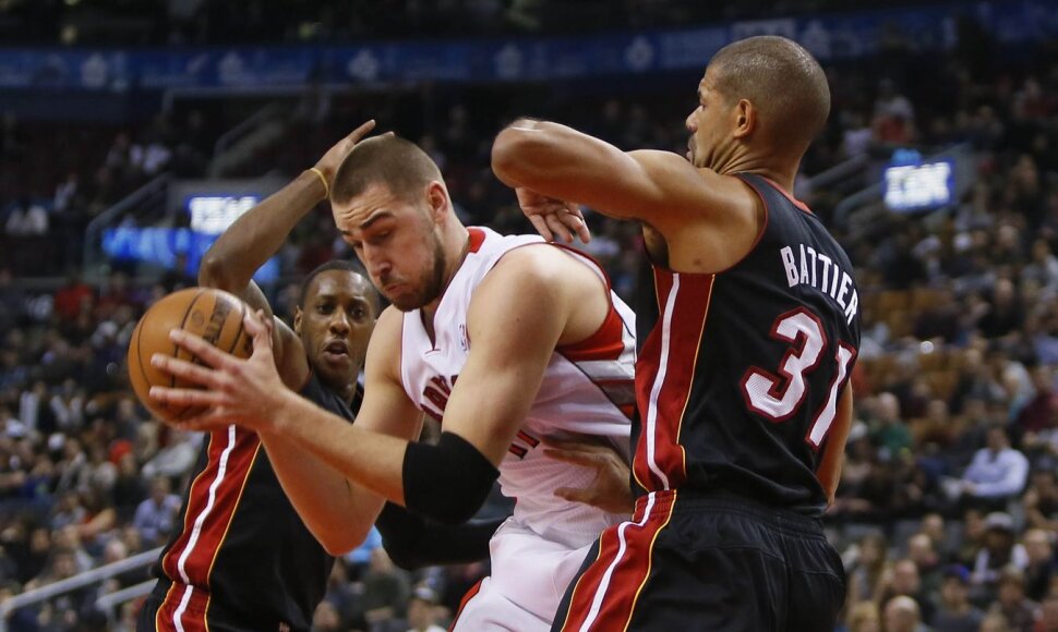 Jonas Valančiūnas prieš „Heat“ ekipos gynėjus