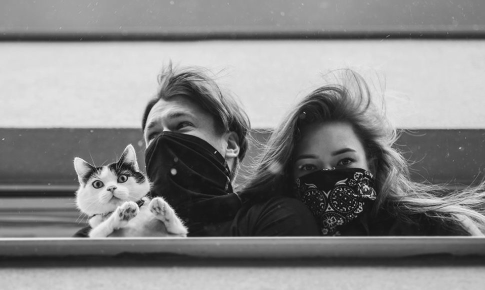 Juodai baltais kadrais klaipėdietis fotografas įamžino žmones balkonuose