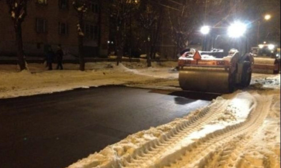 Kelininkai Rusijoje asfaltą kloja ant sniego