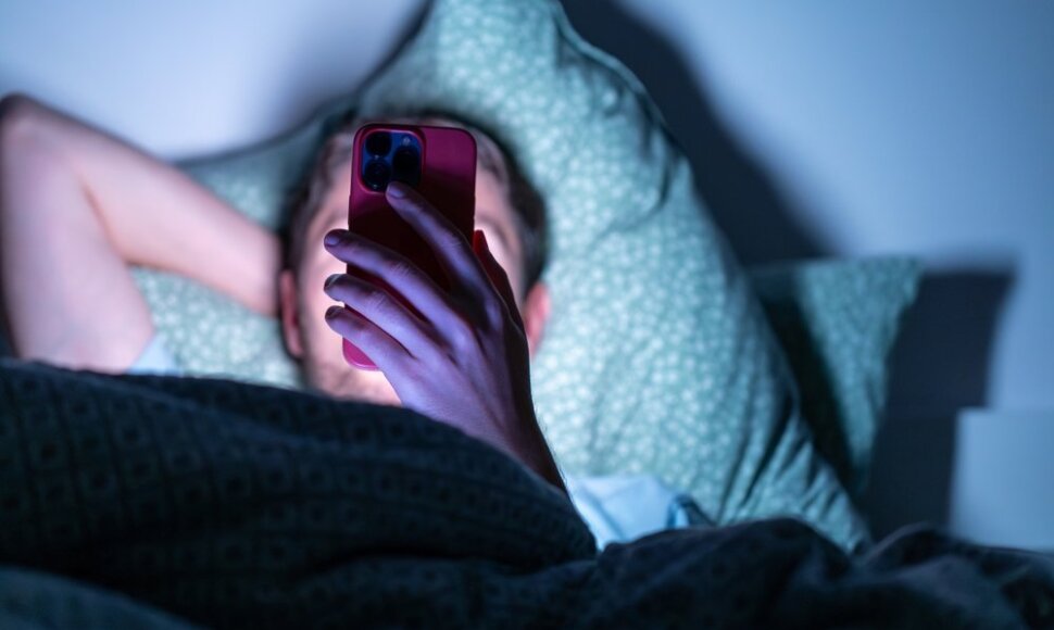 Naudojimasis telefonu naktį