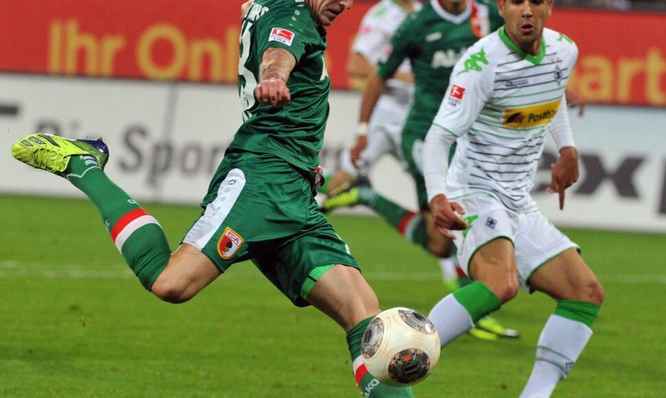 "Augsburg" žaidėjas Andre Hahnas pelnė pirmąjį mačo įvartį 