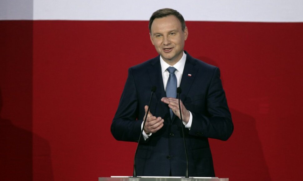 Andrzejus Duda švenčia pergalę Lenkijos prezidento rinkimuose