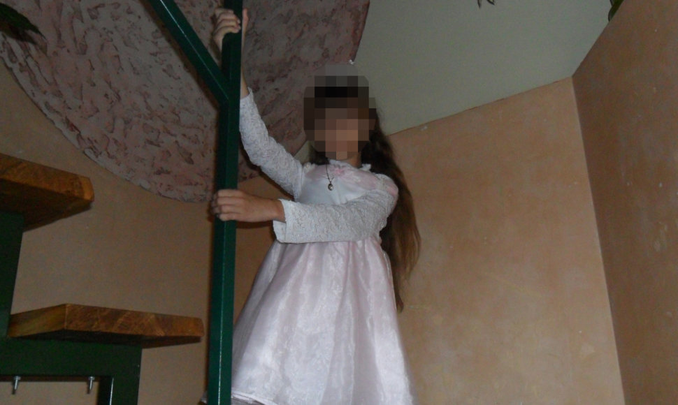 Šioje nuotraukoje kaip princesė atrodanti Onuškio miestelyje ieškota mergaitė atsirado
