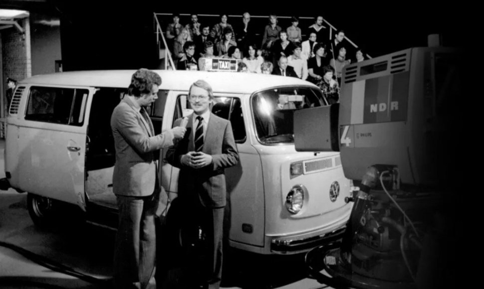 Adolfas Kalberlahas su hibridiniu ateities taksi Niujorke 1976 metais. (Volkswagen nuotrauka)