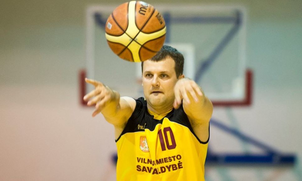 Gintautas Paluckas žaidžia krepšinį