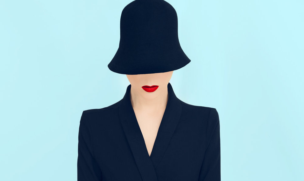 Moters su skrybėle iliustracija.