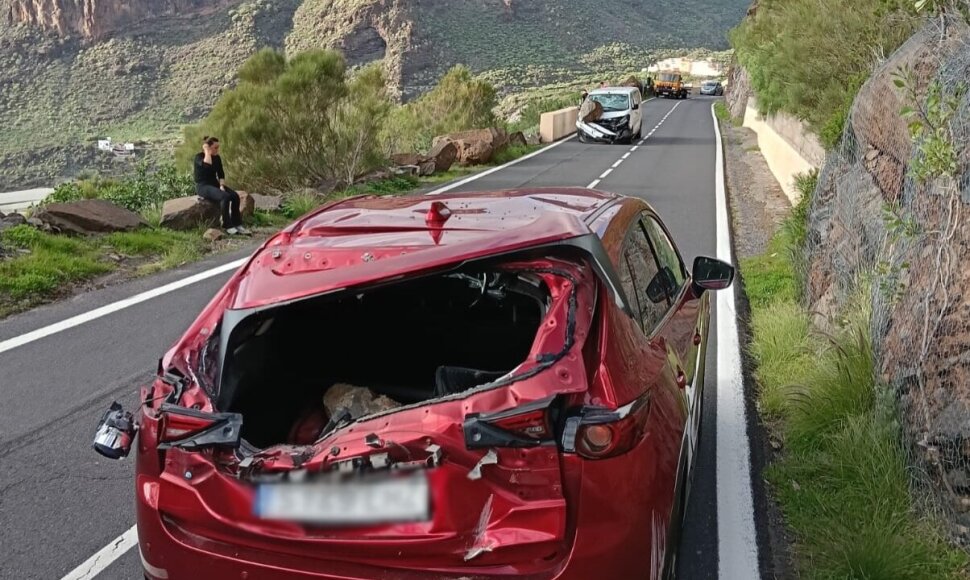 Tenerifėje didžiuliai rieduliai apgadino automobilius.