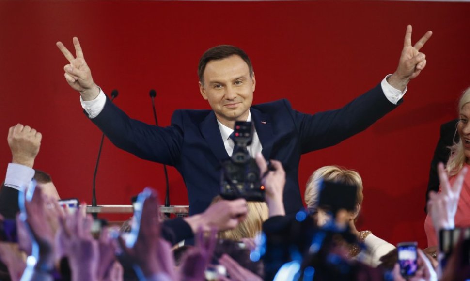 Andrzejus Duda švenčia pergalę Lenkijos prezidento rinkimuose