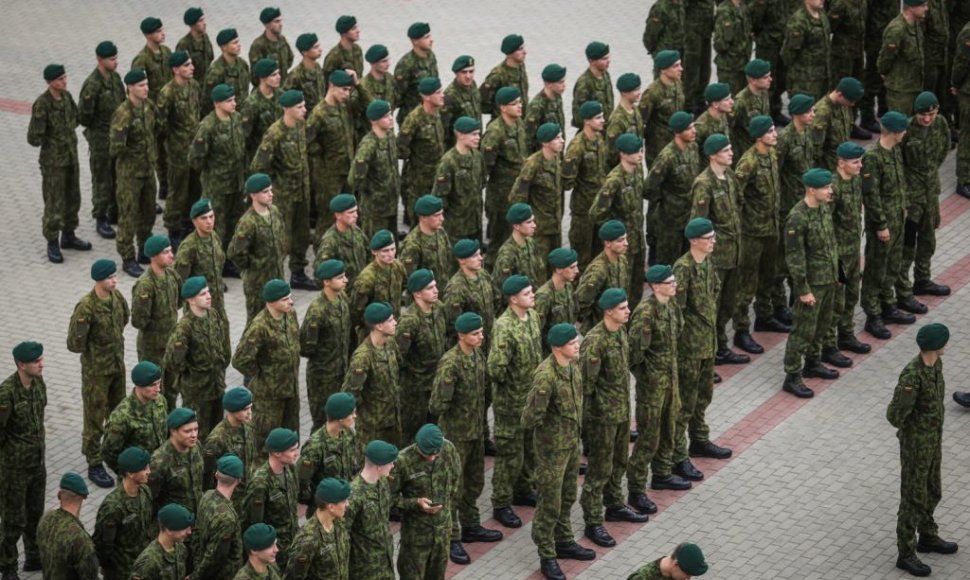 Į atsargą išleisti paskutiniai 2015 m. šaukimo nuolatinės privalomosios pradinės karo tarnybos kariai