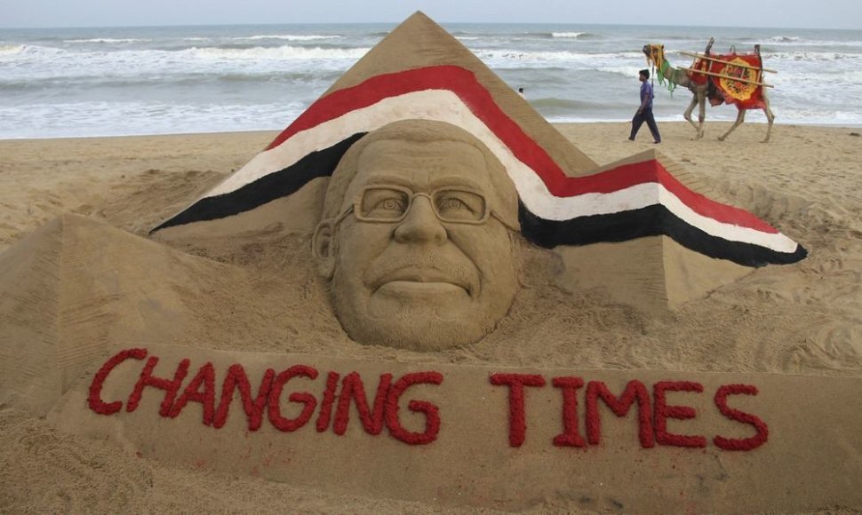Nuversto Egipto prezidento Mohamedo Mursi smėlio skulptūra
