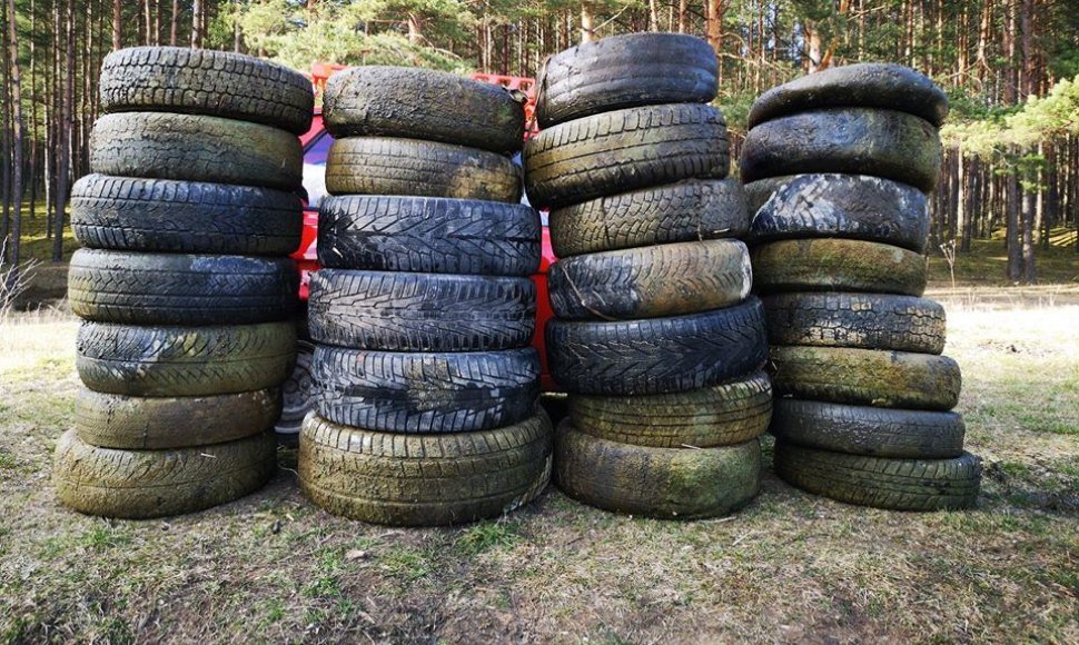 Iš ežero ištrauktos padangos siekė automobilio stogą