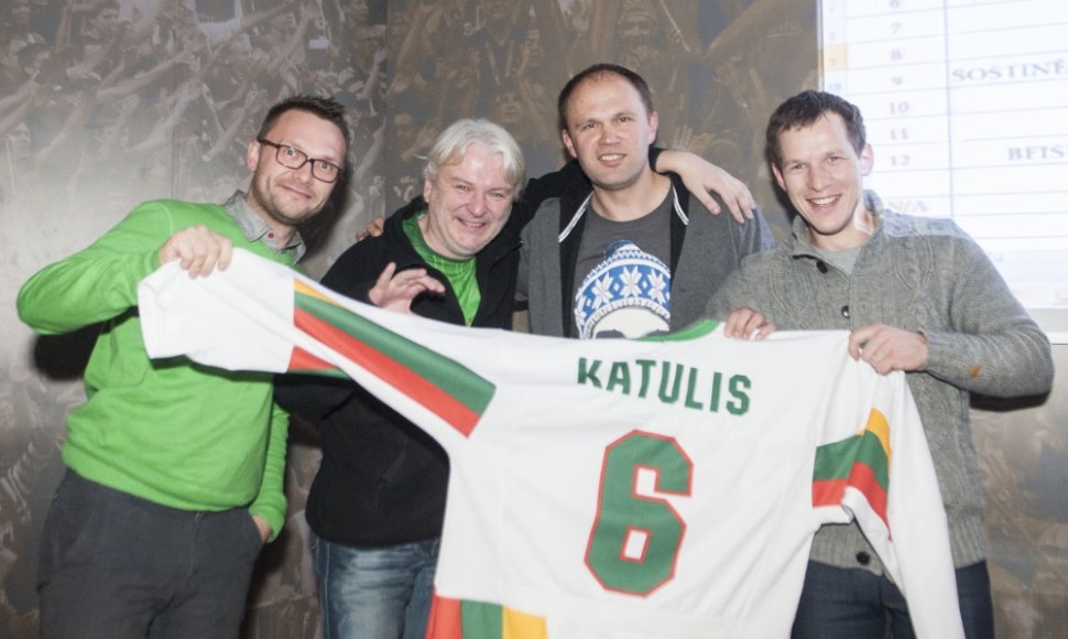 Artūras Katulis (dešinėje) laimėtojams įteikė savo marškinėlius. Laimėtojai: Robertas Dačkus (kairėje), Tomas Gaubys ir Nerijus Kesminas (viduryje)