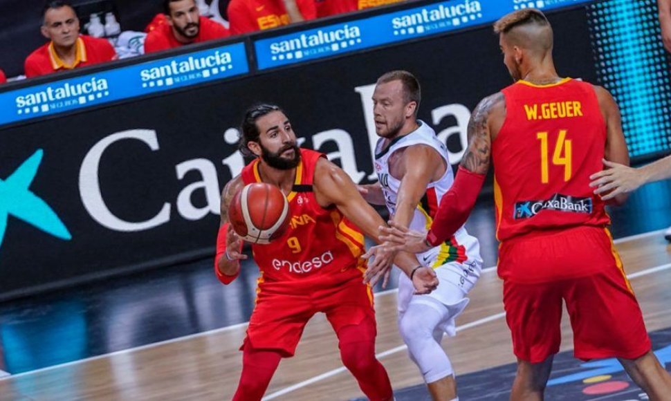 Ricky Rubio užtvarą stato Willy Hernangomezas