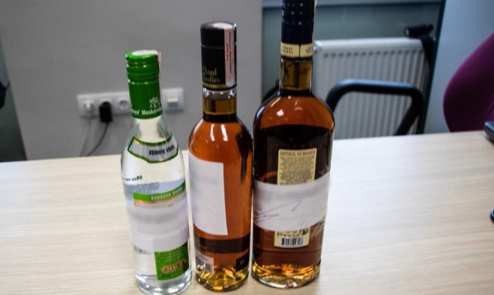 Alkoholį 21-erių dar nesulaukę jaunuoliai, kontrolinio patikrinimo metu, Plungėje galėjo nusipirkti be kliūčių.