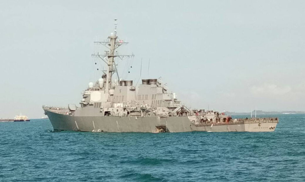 Minininkas „USS John S.McCain“ po susidūrimo