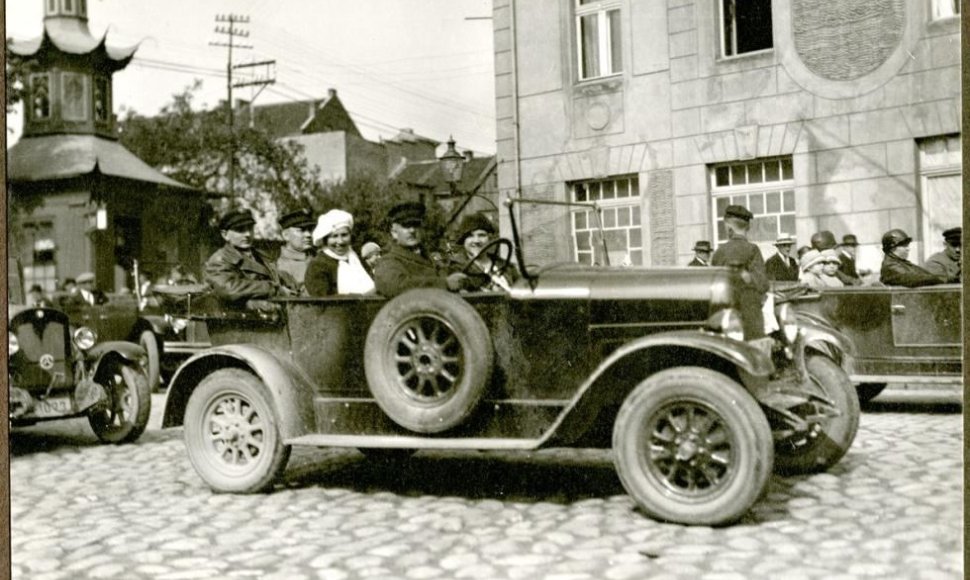 „Klaipėdos automobilių ir motoračių klubo“ nariai renkasi į startą. 1926 m. gegužės mėn.