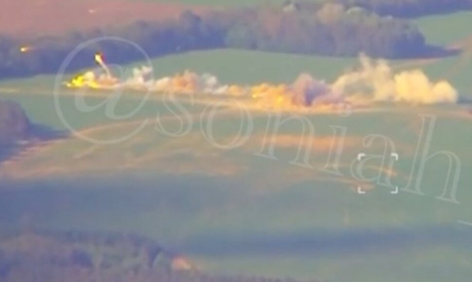 Ukrainos naikintuvas „Su-27“ paleido „AGM-88 HARM“ į Rusijos oro gynybos sistemą.