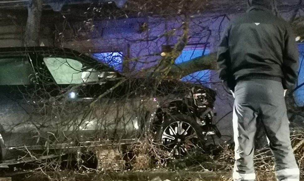 Kaune BMW nuvažiavo nuo kelio ir trenkėsi į tvorą bei medį